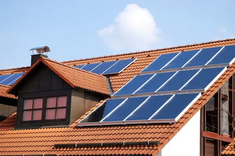 Panneaux électriques photovoltaïques sur le toit d'une maison