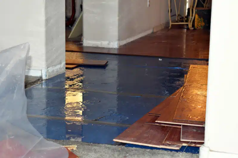 Waterschade aan de vloer in een appartement