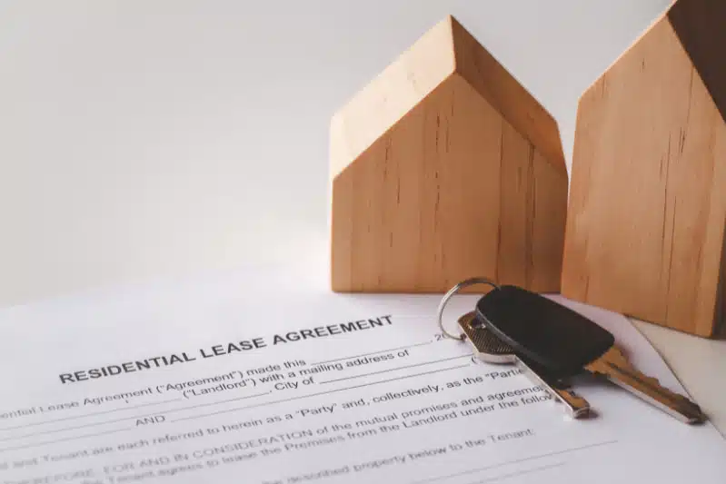 Clé d'une maison posée sur un contrat de bail