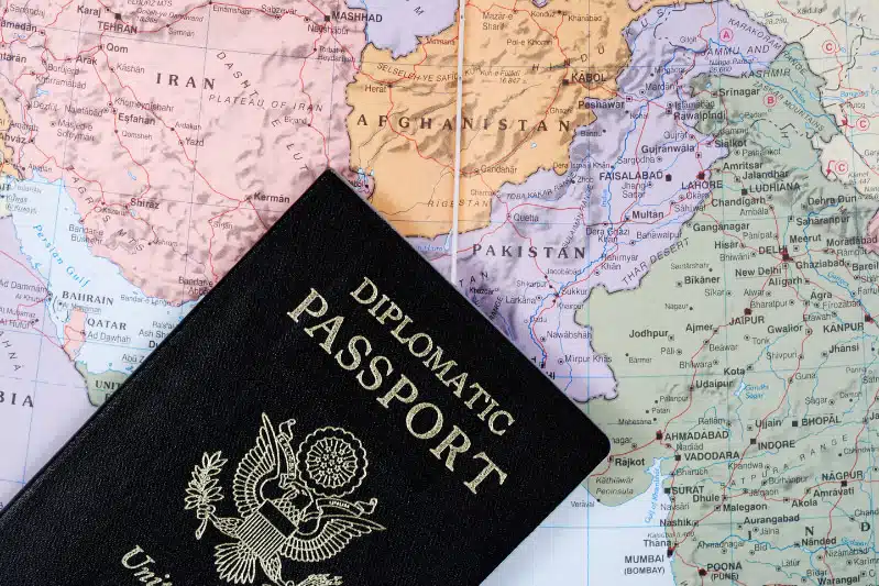 Passeport diplomatique posée sur une carte du monde