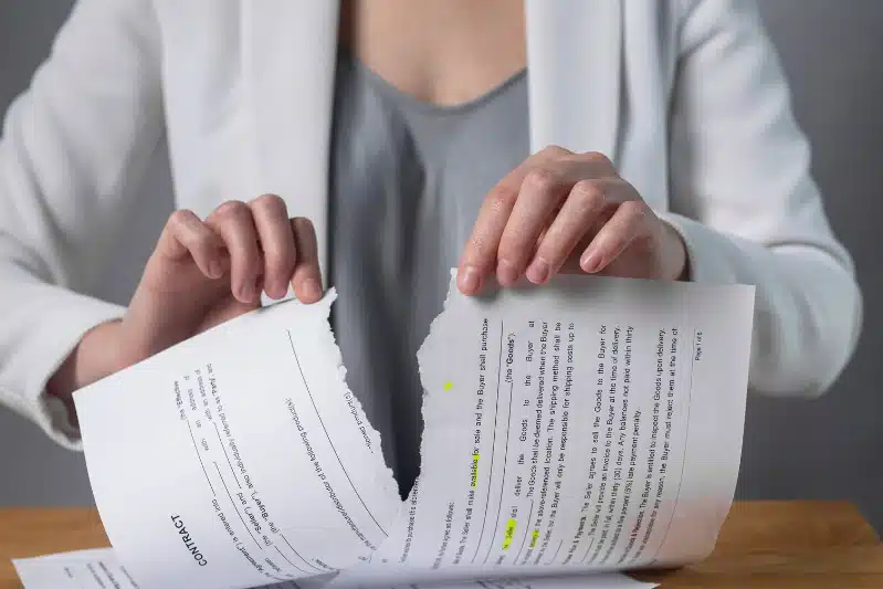 Personne qui déchire un contrat de bail